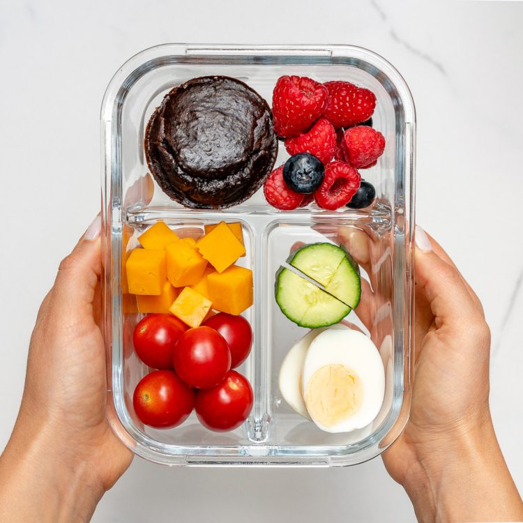 nápady na zdravý obedový box deti dospelí vajíčko uhorka čerešňa paradajka muffin čokoláda