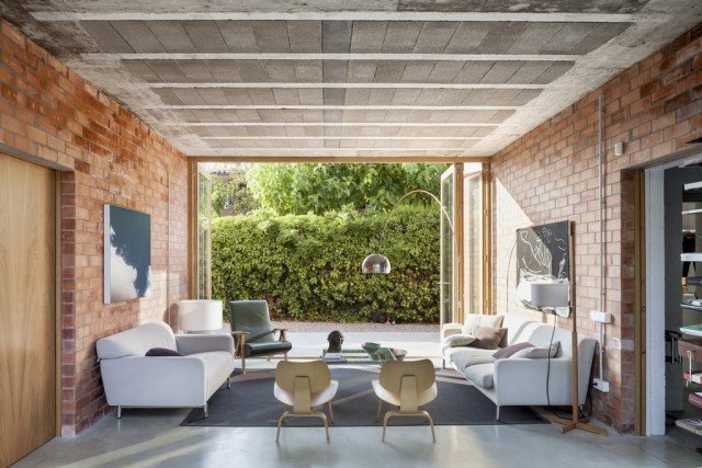 Obývačky s prístupom na záhradné steny z tehál vytvárajú vonkajší pocit obývačka-interiér-dizajn-nápady-tehlová stena-prístup-záhrada