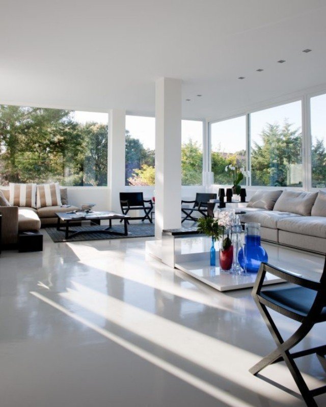 Životné nápady pre veľké miestnosti-svetlo zaplavený nábytok do obývačky-zmenšený veľká-okno-priestranná-obývačka-podlahová krytina-lesk-luxusná-vila
