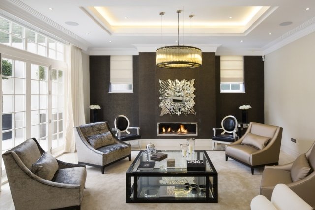 ťažký sedací nábytok potiahnutý zamatovou a kožou elegantnou obývacou izbou s luxusnou atmosférou klasická obývačka-farebný dizajn-kreslo-zamat-potiahnuté kožou