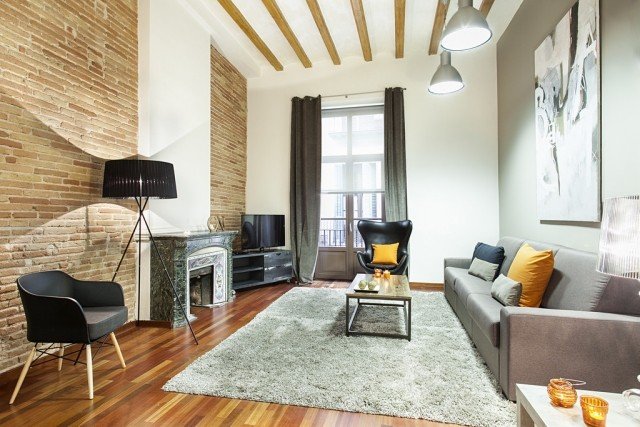 Nápady pre obývaciu izbu-tehlové steny-rustikálne drevené stropné trámy dizajn-nápady-obývačka-steny-rustikálne-tehlové-stropné trámy-drevo