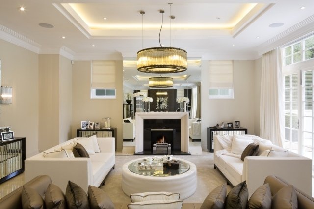 Závesné žiarovky do obývačky ako sedacia súprava v bielom prevedení obývačka-s-krbom-nápady-obrázky-dizajn-moderné-svetelné-pásy-integrované-strop