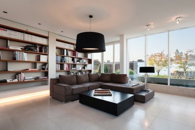 Porcelánová kameninová dlažba v obývačke - otvorená stenová knižnica Podlahová porcelánová kameninová dlaždica do obývačky