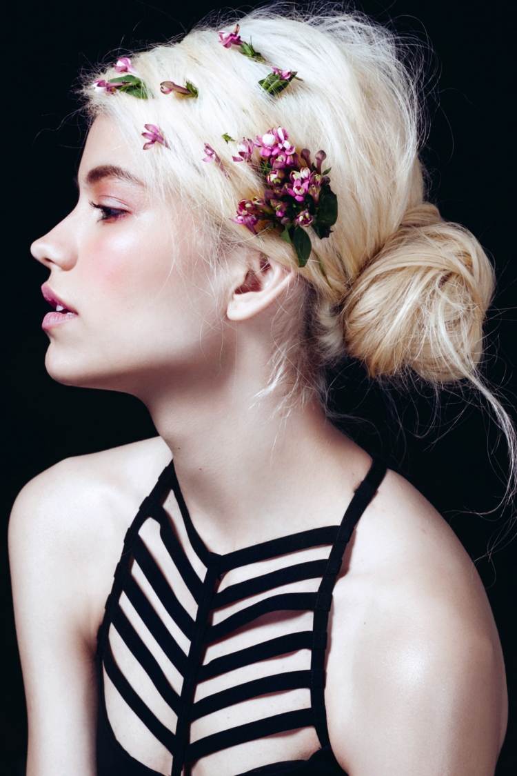 Topknot uviazaný hlboko na zátylku - konáre kvetov vo vlasoch tipy na jarné líčenie-jemné ružové-nuansy-vlasy-kvet