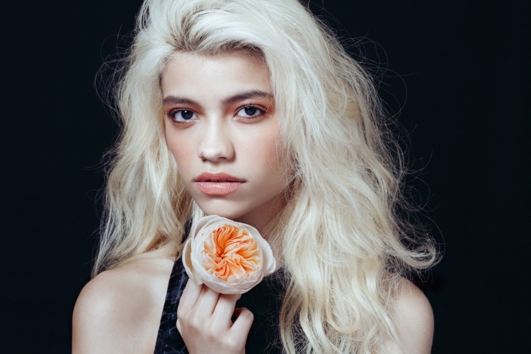 Broskyňové farby sú perfektné pre ženy s hnedými očami Jarné nápady na líčenie-tipy na líčenie-broskyňové-farebné-hnedé-oči