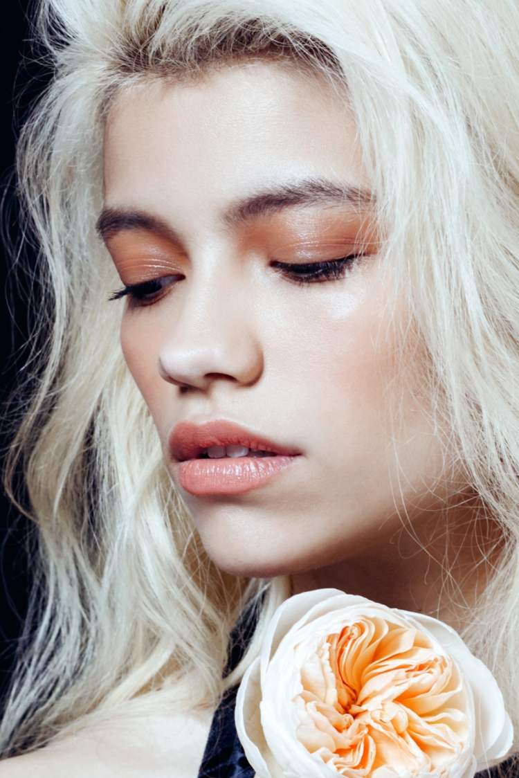 Očné tiene a rúž v svetlohnedom odtieni Jarné nápady na líčenie tipy na líčenie-broskyňa-farba-očné tiene-pery