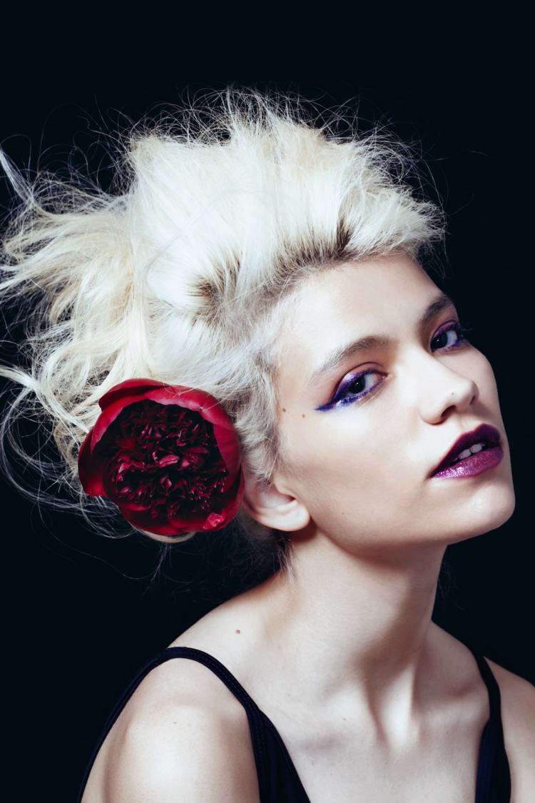 slivkový rúž a modrá očná linka tipy na jarné líčenie-slivkovo-farebné-rúže-modro-očné linky