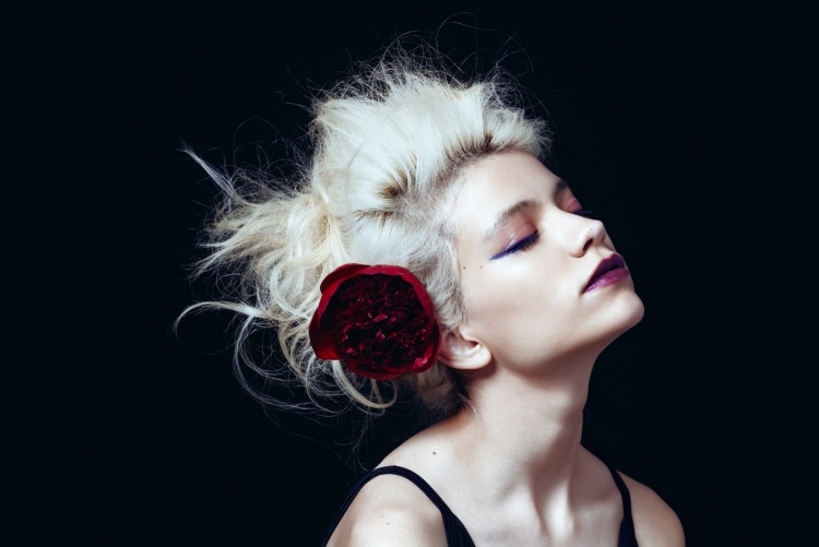 Updo s tmavo červenou pivonkou tipy na jarné líčenie-slivkovo-farebné-pery-modro-očné linky