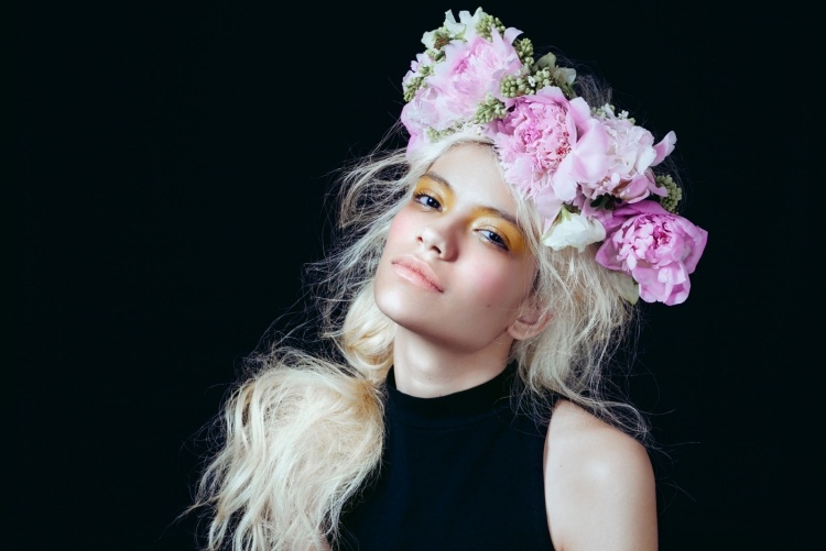 zlaté očné tiene a nahé pery pre hnedé oči tipy na jarné líčenie-zlaté-očné tiene-nahé pery-hnedé oči