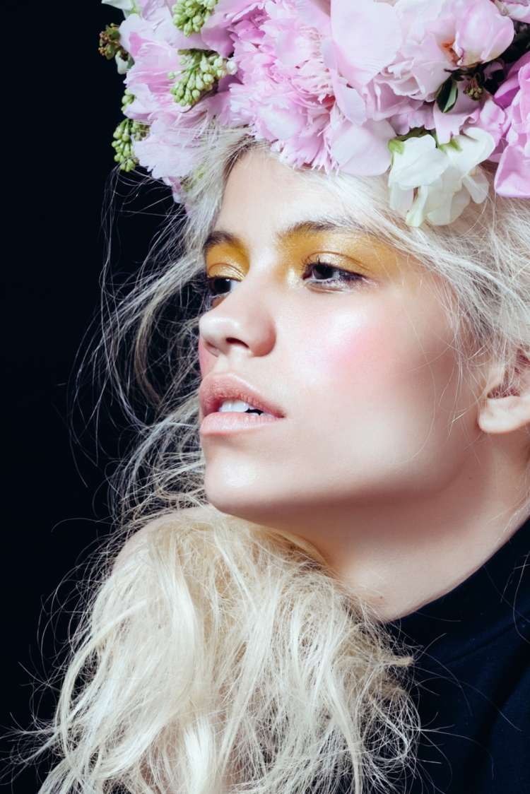 svieža ružová lícenka na lícach tipy na jarné líčenie-zlaté-očné tiene-nahé-pery-červenanie