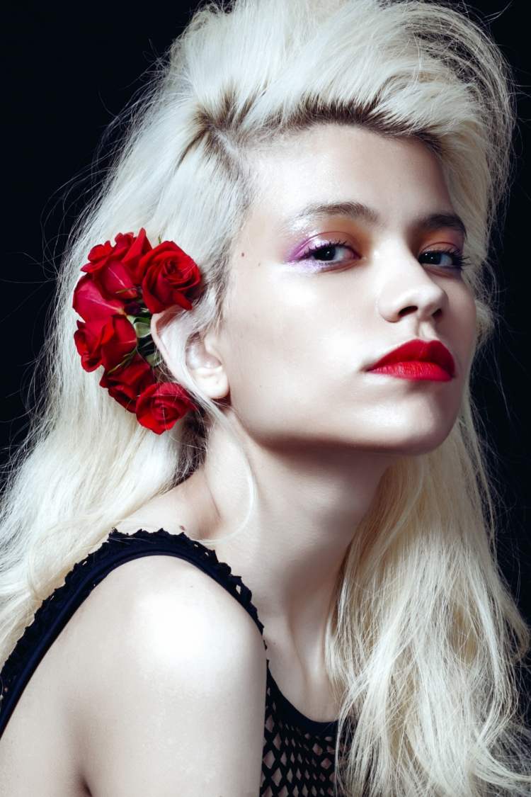 jasne červené pery, očný make -up vo fialovej a oranžovej farbe tipy na jarné líčenie-žiarivé-červené-pery-purpurovo-oranžové-očné tiene