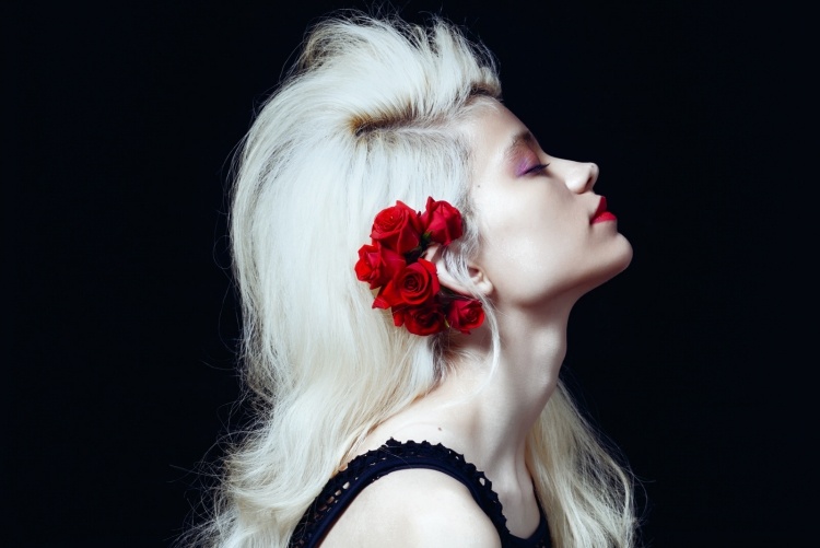 červené ruže v bielo-blond vlasoch a žiarivo červený rúž tipy na jarné líčenie-žiarivé-červené-pery-červené-ružové vlasy