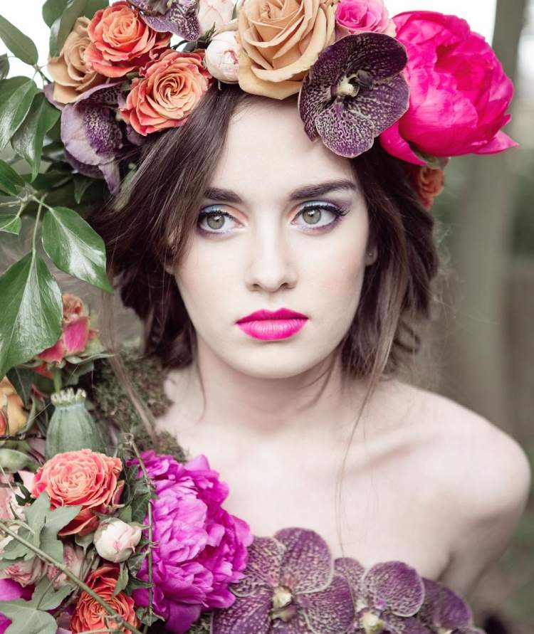 bozkateľné pery fuchsiovej farby a zelené oči tipy na jarné líčenie-fuchsie-farebné-rúže-zelené oči