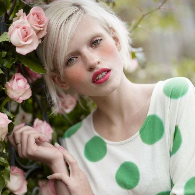 Nahé líčenie očí, bobuľovo červené pery a bronzer jarný make-up-jemné-nahé-očné tiene-bobule-rúž