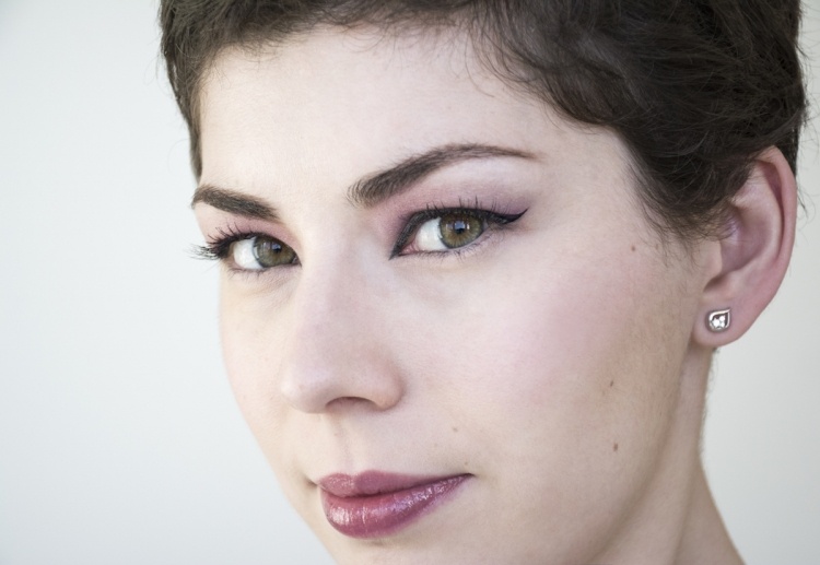 Make-up v orgovánových odtieňoch pre ženy so zelenými očami pery farby fuchsie zelený tón zelených očných viečok-steh-ružovo-lila