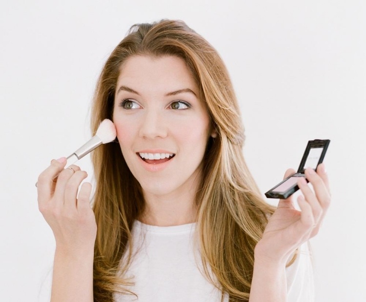 svieža pleť na jar - pery broskyňovej farby jarný make-up-svieži-prírodný-broskyňový-pery