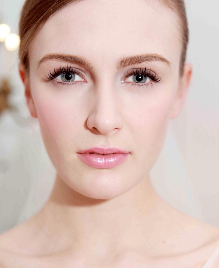 Svieža pleť s ružovým rumencom a leskom na pery jarný make-up-svieže-modré-oči-nahé-hnedé-očné tiene-ružové-pery