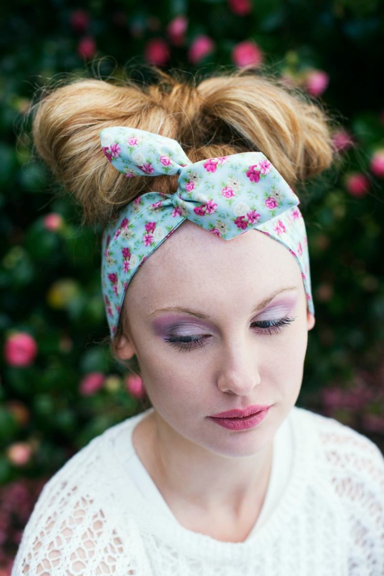 Lilac očné tiene a bobuľovo červené pery jarný make-up-orgován-farebné-očné tiene-ružové-pery