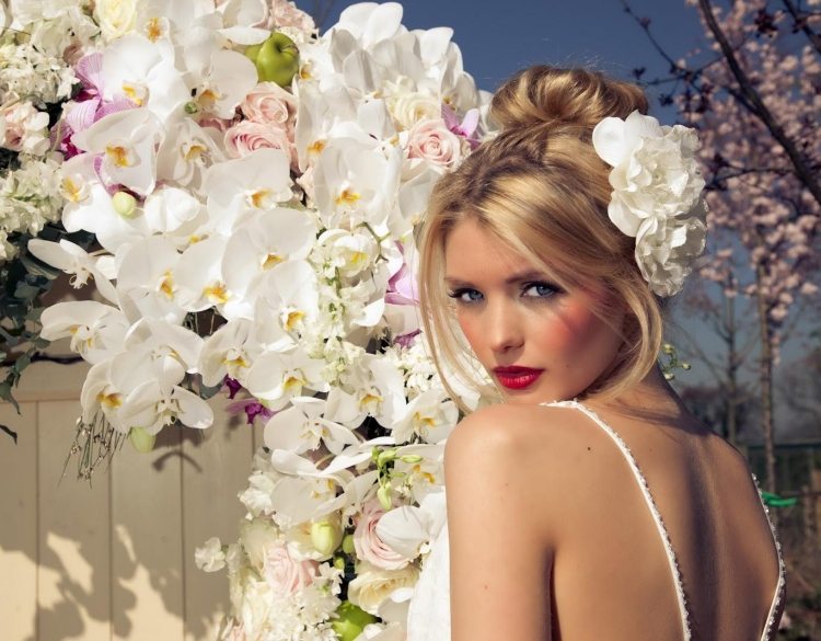 krásna žena s modrými očami a červenými namaľovanými perami jarný make-up-modré-oči-červené-pery-bronzer