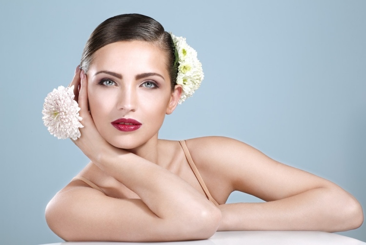 tmavo červené pery a hnedé očné tiene pre modré oči jarný make-up-modré-oči-tmavo-červené-pery-hnedé-očné tiene