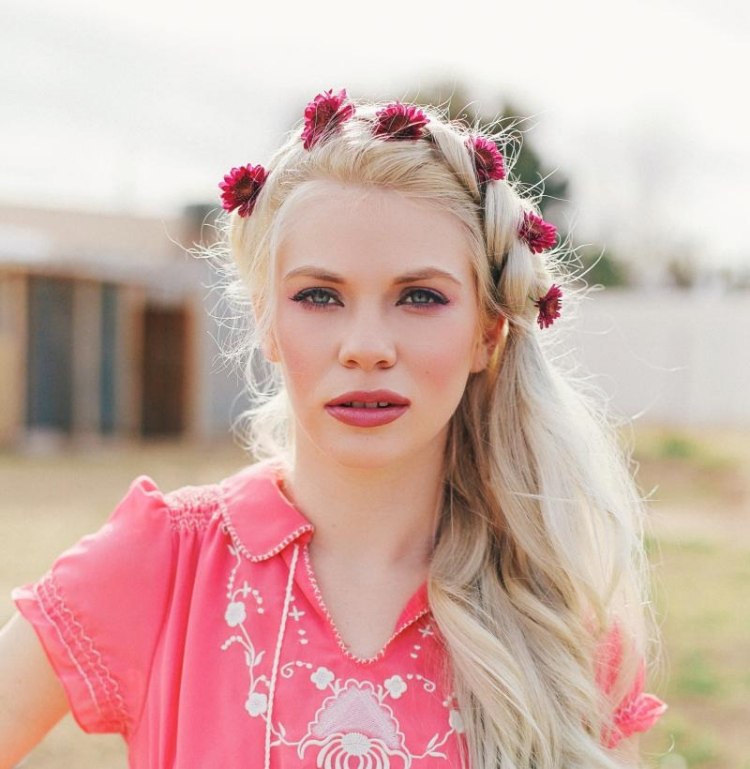 Pletený účes s kvetmi a sviežim ružovým make -upom jarný make-up-modré-oči-ružovo-bobuľové-tón