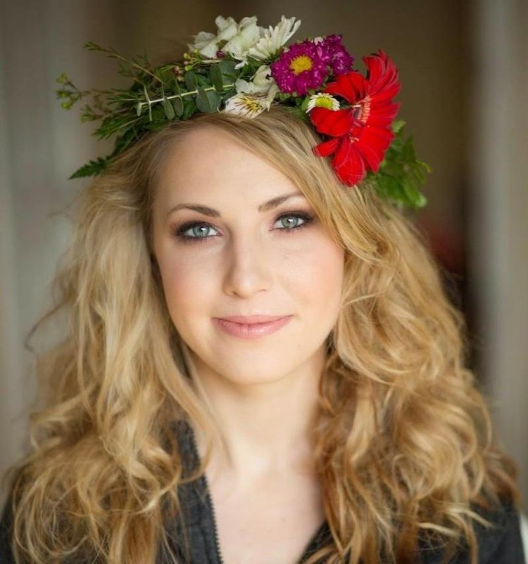 Nahý make-up pre modré oči jarný make-up-modré-oči-hnedé-očné tiene-nahé pery