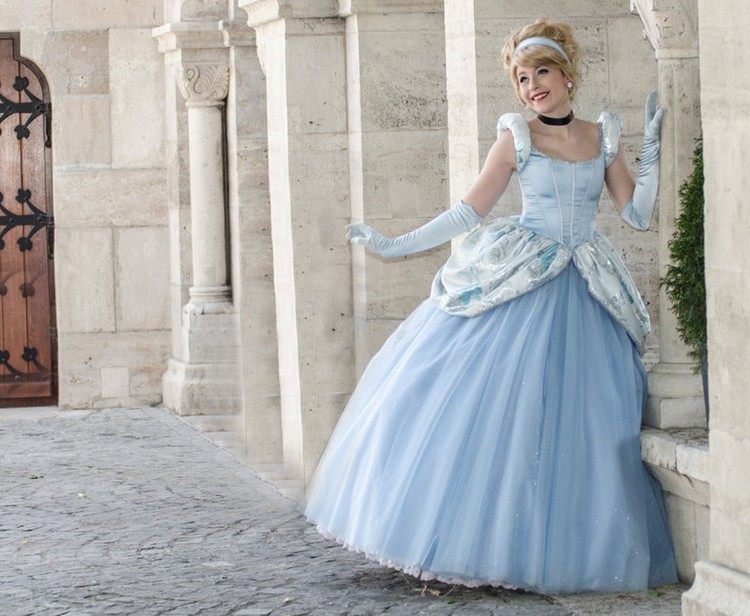 Popoluška updo s gumičkou do vlasov a kučerami Halloween-makeup-účesy-Popoluška-Disney-princezné-vlasy