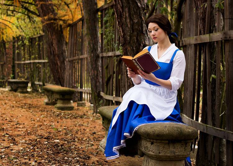 Belle Disney princezná jednoduchý účes s mašličkou Halloween-líčenie-účesy-Belle-Schoene-nápady na šelmy