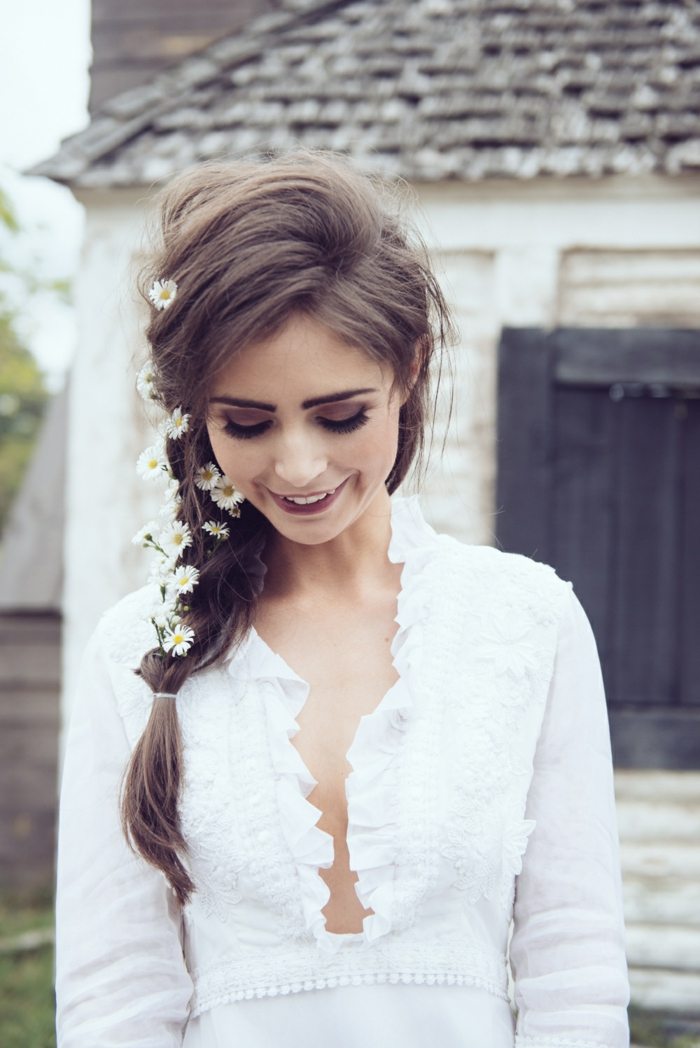 Cop zdobený sedmokráskami