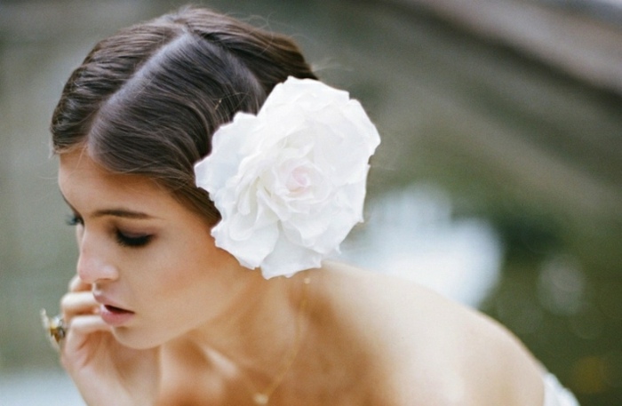 ako-španielska-donna-s-kvetinovým-deleným šperkom