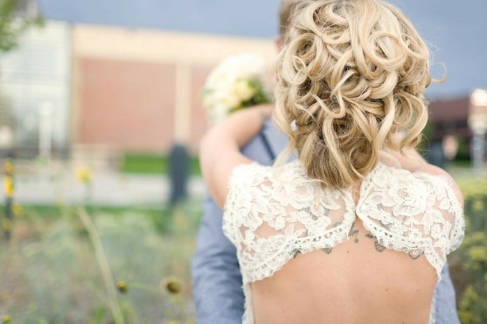 Kučeravé blond vlasy-šaty z čipky