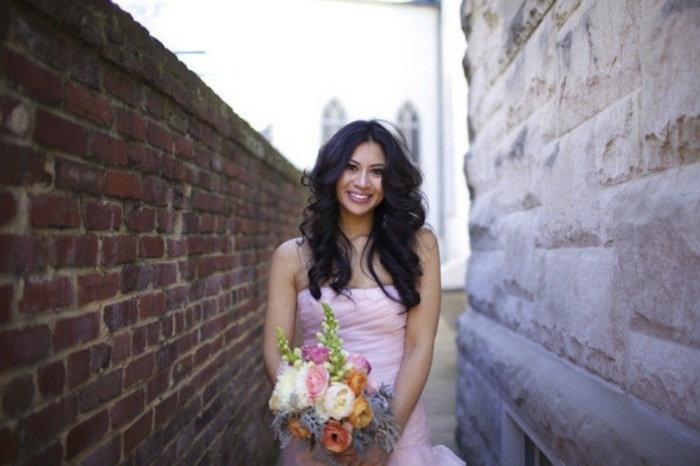 mierne vlnité vlasy s rozchodom