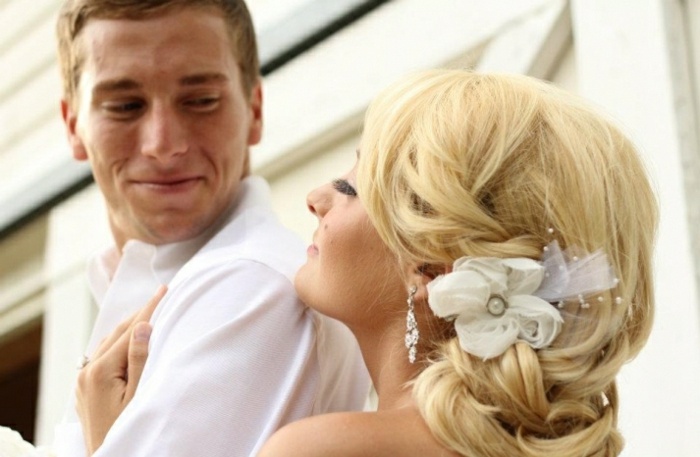 svetlé kučery-vlasy-s-drdolom-kvetmi