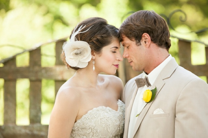 Svadobný účes s vrkočom a kvetinovou výzdobou