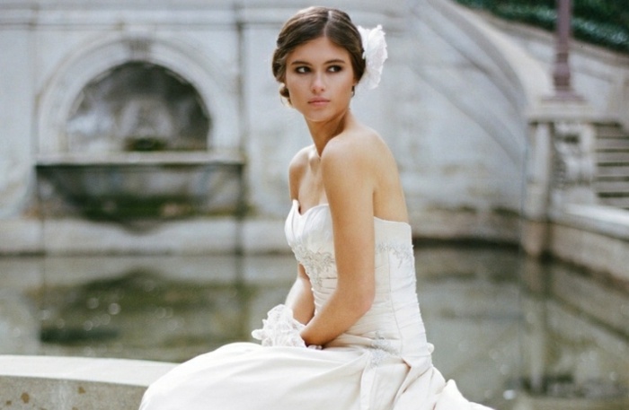 Čiastočne mierne pripnuté vlasy s kvetom