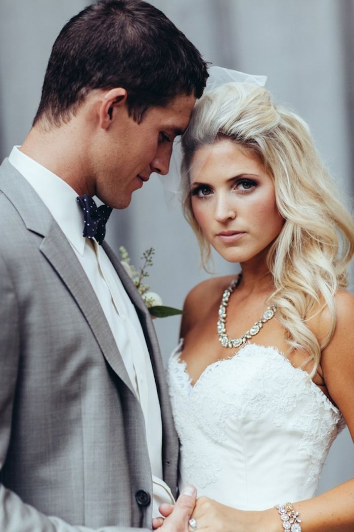 Prameň vlasov na temene hlavy je mierne napichaný