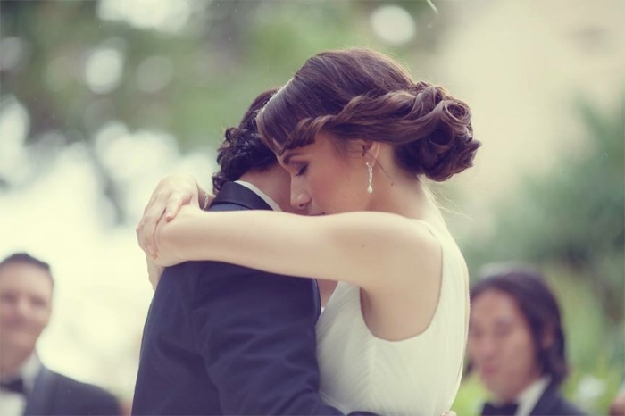 Vlasy skrútené-do strán-v-kadere-so-drdolom