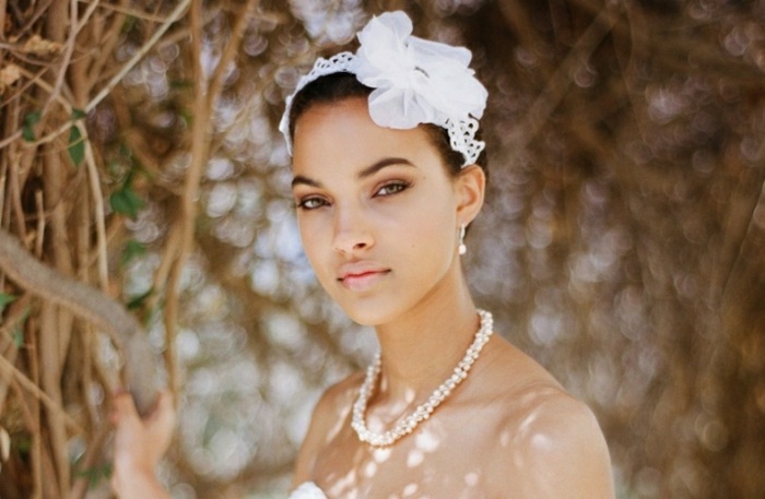 drdol s hladkými vlasmi a gumičkou