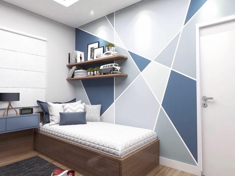 Geometrická výzdoba z farieb stien v modrej a sivej farbe pripomína rozbité sklo