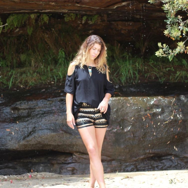 hotpants-outfit-leto-flitre-vyšívané-zlato-čierne