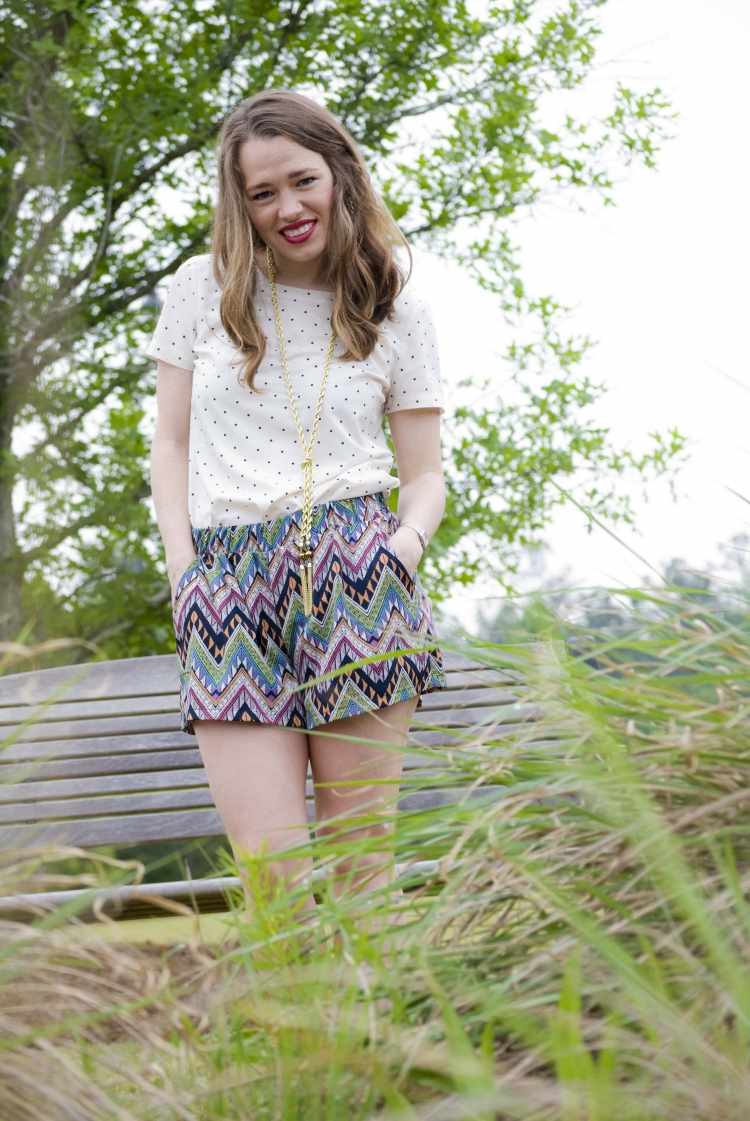 tepláky-outfit-leto-aztécky vzor-biele-tričko-bodkovaný-vzor-dlhý náhrdelník