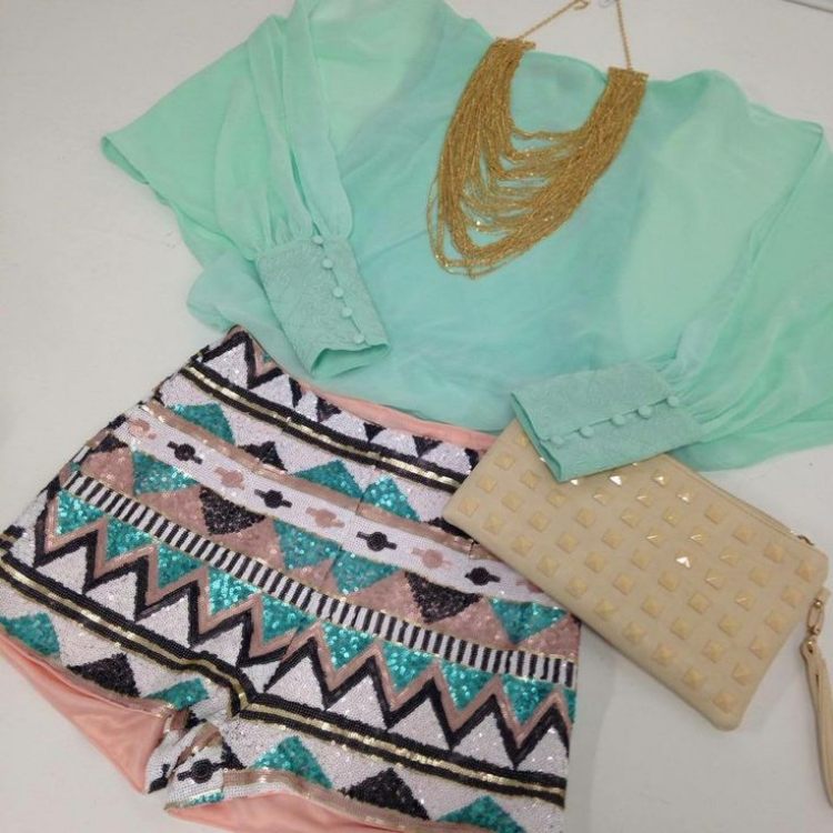 hotpants-outfit-leto-aztécky-vzor-flitre-mäta-zelená-blúzka