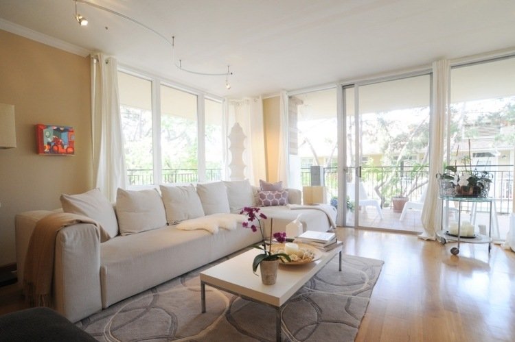 ikea-zariaďovacie-nápady-obývačka-xxl-pohovka-krém