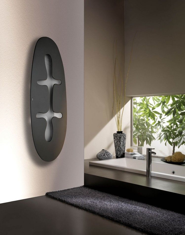 vertikálne namontovaný dizajnový radiátor v čiernej džungli od Mariana Moroniho moderné-radiátory-elektrické-vertikálne-čierne-JUNGLE-Mariano-Moroni