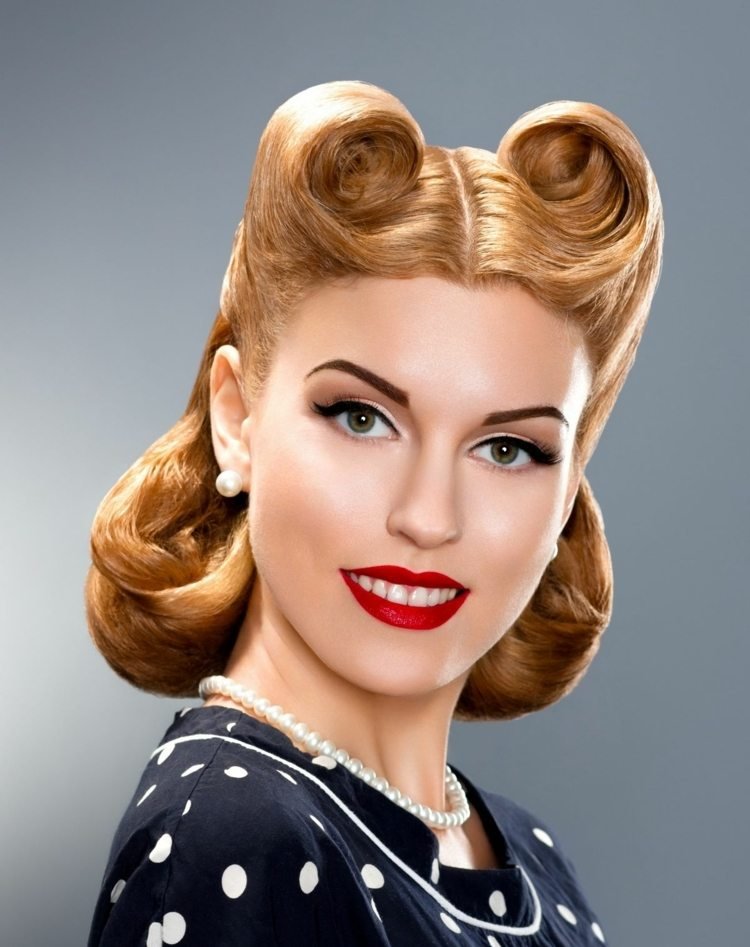Účesy Rockabilly sa dajú úžasne skombinovať s očnou linkou a červeným rúžom účesy rockabilly centrum lúčenie nápad bod šaty víťazstvo kučery