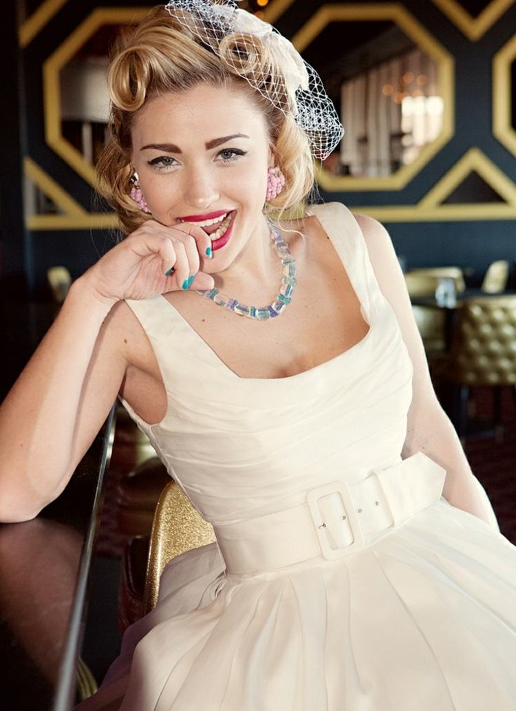 Účesy Rockabilly sú perfektné na retro alebo vintage svadby rockabilly účesy svadobný nápad šaty retiazka pin up kučery