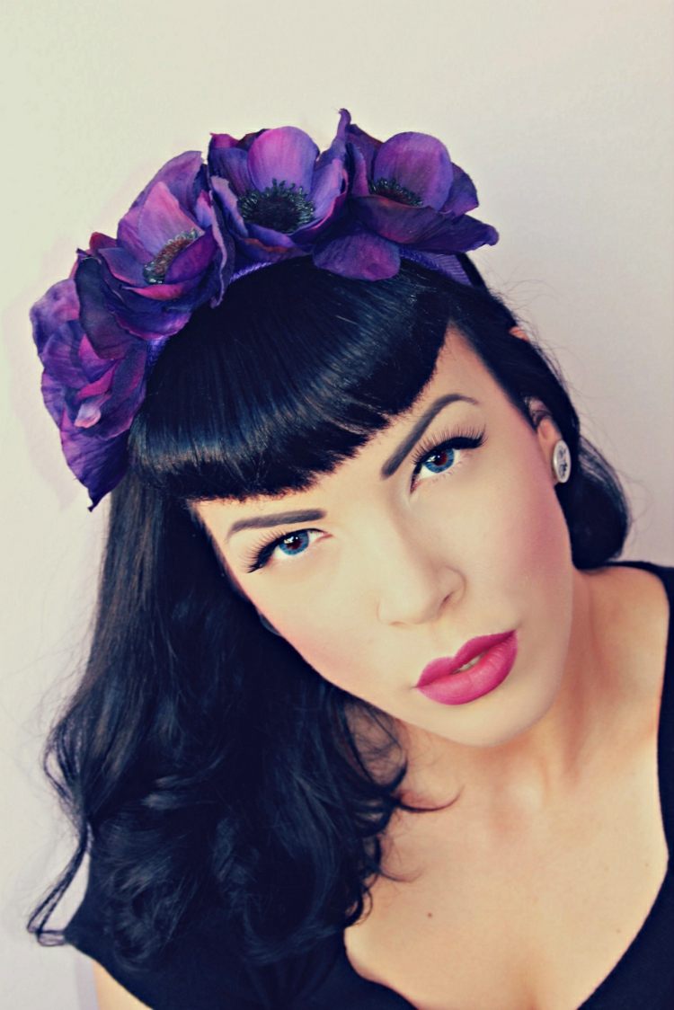 Pre účes v retro štýle si odstrihnite ofinu Bettie Page rockabilly účesy ofina betty stránka kvety fialové doplnky do vlasov