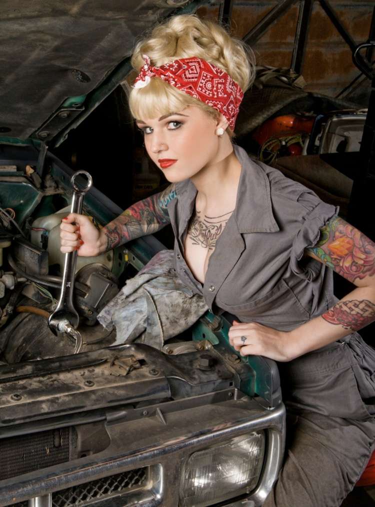 Rockabilly updo s klasickým červeným šatkom rockabilly účesy šatka červená updo automechanik