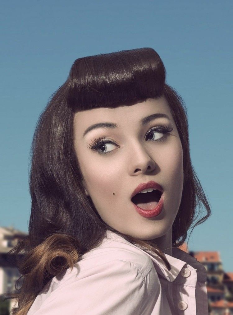 Victory Rolls pre poníka sú tiež v štýle rockabilly účesy rockabilly víťazné rožky otvorený účes retro dámy vlasový styling