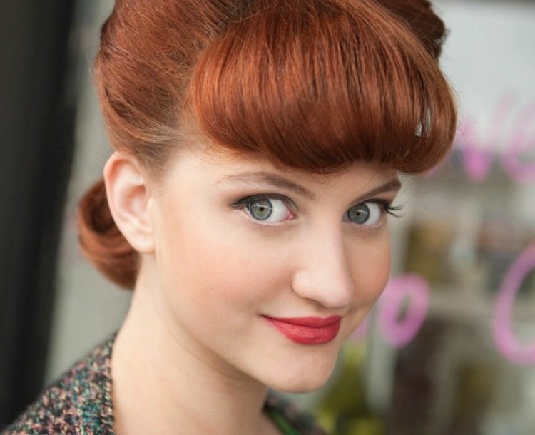 V prípade účesov rockabilly zatočte ofinu dovnútra účesy rockabilly retro štýl dámy ofina vlna